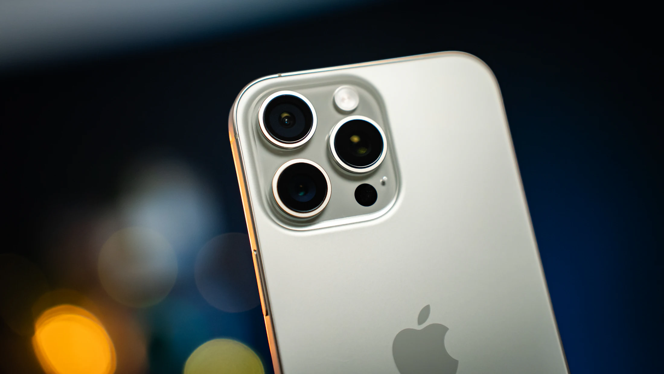 Titanyum kasalı iPhone arka yüzü