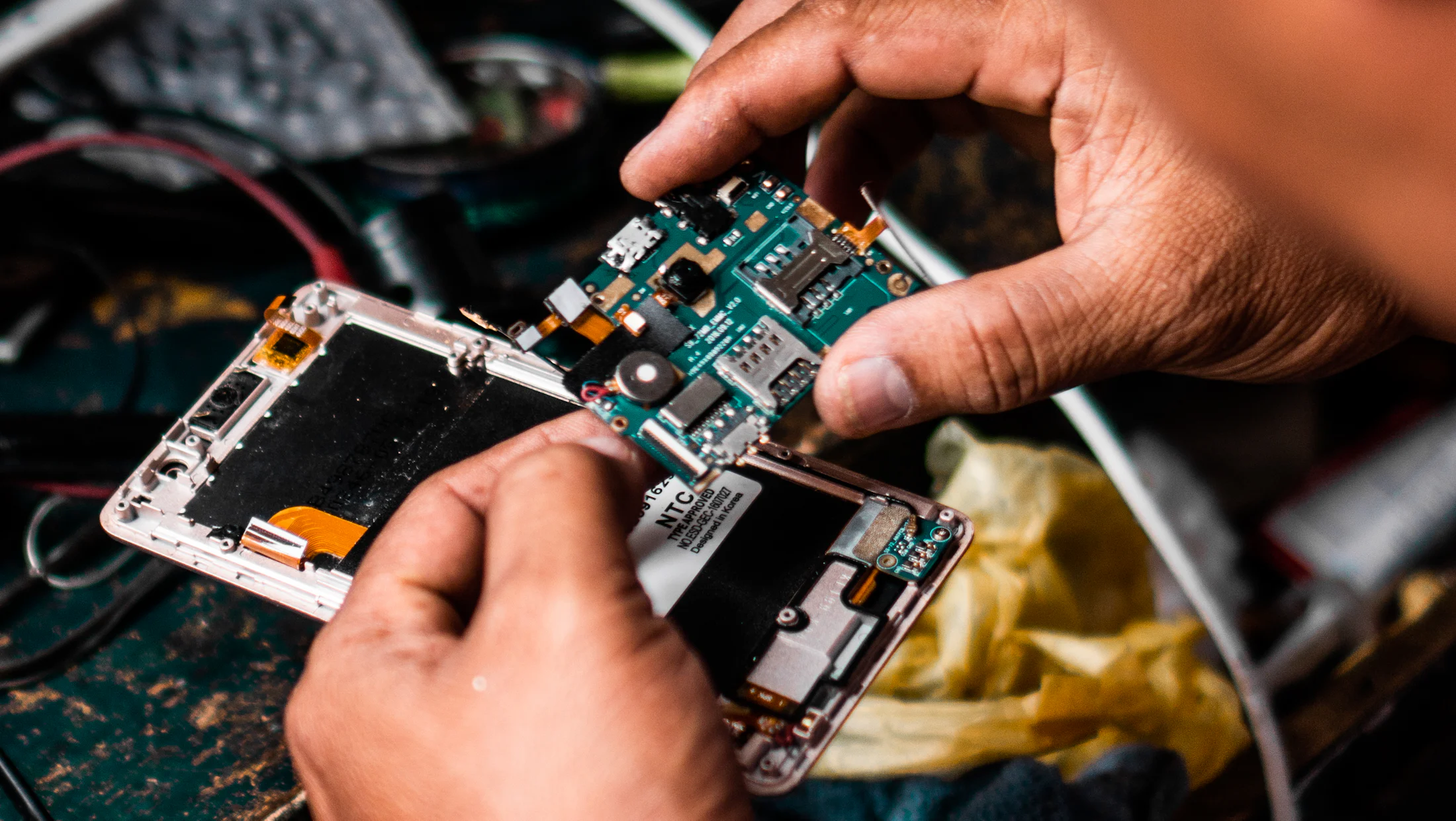 Telefon tamir eden usta, anakart onarımı